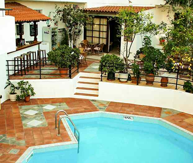 Ulkoallas, jonka läheisyydessä on ruokailutila ja baari, ympäröitynä vehreydellä. (Tekoälyn luoma teksti)