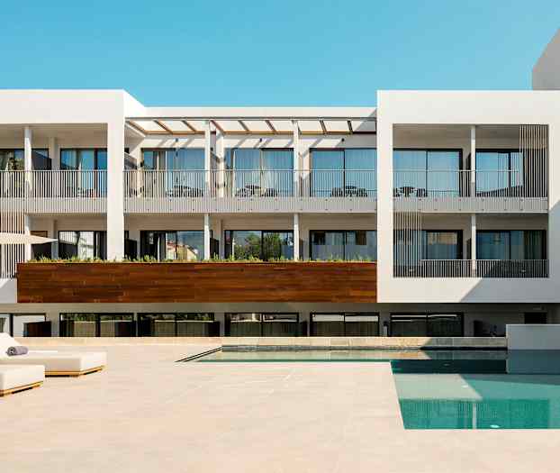 Moderni hotelli, jossa uima-allas ja aurinkotuoleja. (Tekoälyn luoma teksti)