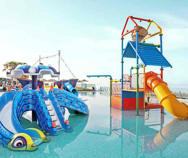 Vesileikkipaikka, jossa on liukumäkiä ja värikäs design. (Tekoälyn luoma teksti)