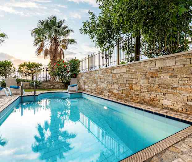 Ulkoallas, jossa aurinkotuoleja ja palmuja taustalla. (Tekoälyn luoma teksti)