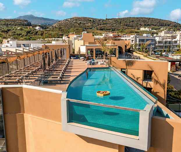 Ulkouima-allas kattoterassilla, jonka vieressä on aurinkotuoleja. (Tekoälyn luoma teksti)