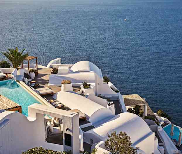 Valkoinen lomakompleksi, jossa uima-allas ja näkymä siniselle merelle. (Tekoälyn luoma teksti)