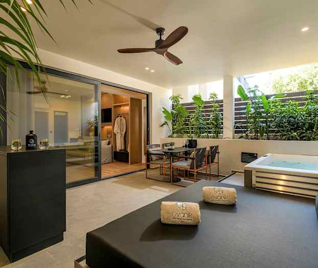 Yksityinen terassi porealtaalla, istuinryhmällä ja aurinkovuoteella. (Tekoälyn luoma teksti)