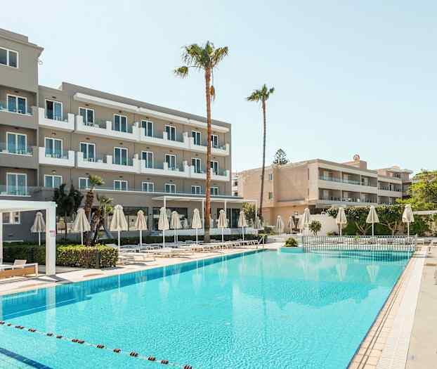 Kuva hotellista parvekkeineen, uima-altaineen sekä aurinkotuoleineen ja sateenvarjoineen. (Tekoälyn luoma teksti)