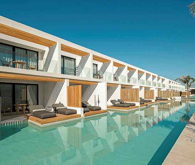 Hotellirakennus parvekkeineen ja suora pääsy altaaseen. (Tekoälyn luoma teksti)