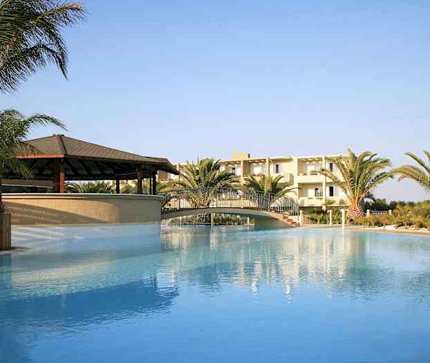 Ulkouima-allas sillalla, jota ympäröivät palmupuut ja taustalla oleva rakennus. (Tekoälyn luoma teksti)