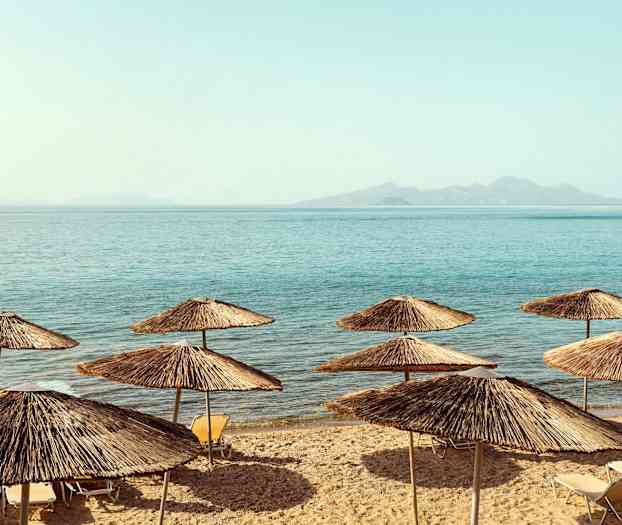 Hotellin edessä oleva ranta. Aurinkotuolit vaihdettiin kesäksi 2025 ja ovat sen vuoksi erilaiset kuin kuvassa näkyvät.