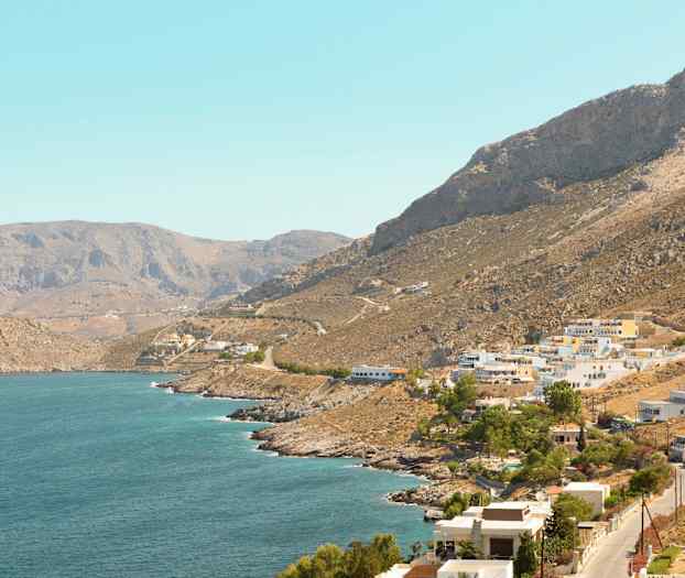 Rannikolla sijaitseva kaupunki, taustalla vuoria. (Tekoälyn luoma teksti)