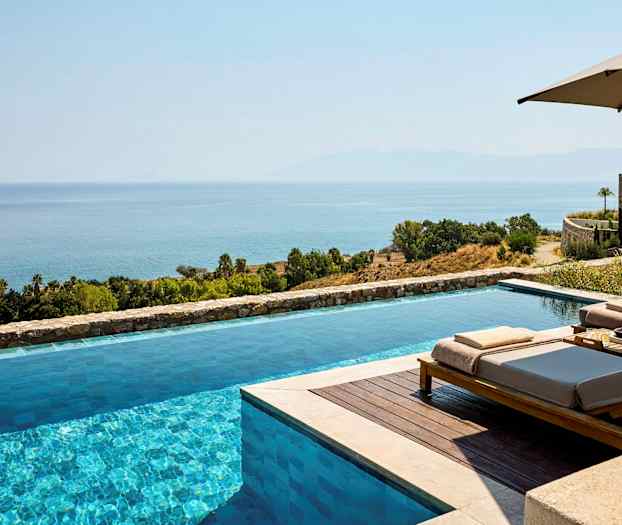 Infinity-allas, josta on näkymät merelle ja vehreään maisemaan. (Tekoälyn luoma teksti)