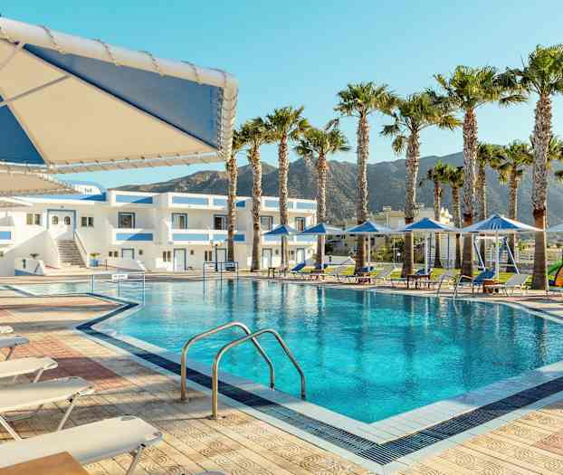 Uima-allas, jonka ympärillä aurinkotuoleja ja taustalla rakennuksia. (Tekoälyn luoma teksti)