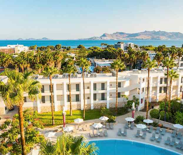 Hotellin ulkopuoli uima-allasalueella ja näkymä merelle ja vuoristoon. (Tekoälyn luoma teksti)