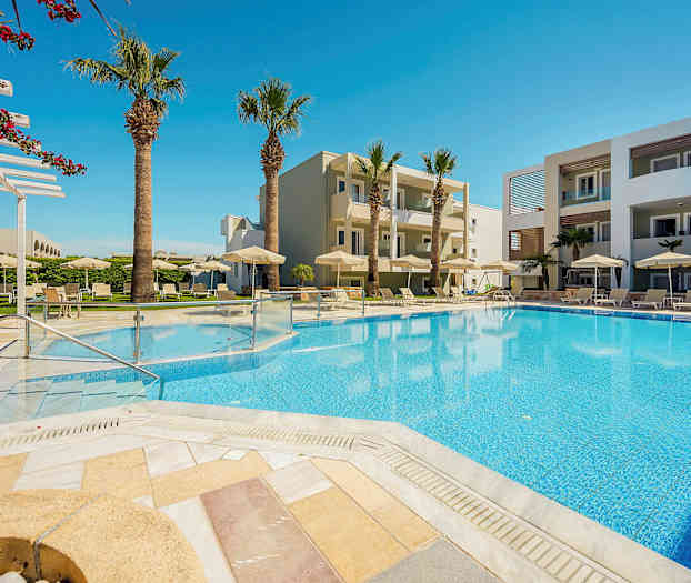 Ulkouima-allas ja hotellirakennus aurinkotuoleilla. (Tekoälyn luoma teksti)