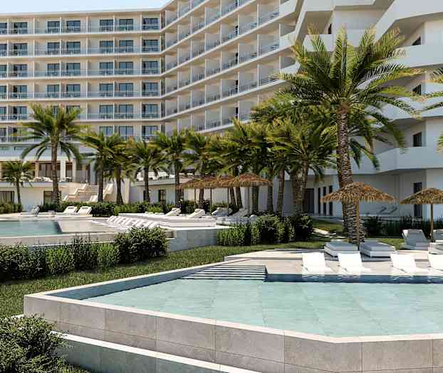 Hotellirakennus, jossa parvekkeita, allasalue aurinkotuoleilla ja palmuilla. (Tekoälyn luoma teksti)