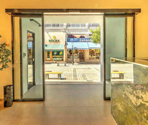 Näkymä vastaanotosta kävelykadulle ja liikkeisiin lasioven läpi. (Tekoälyn luoma teksti)