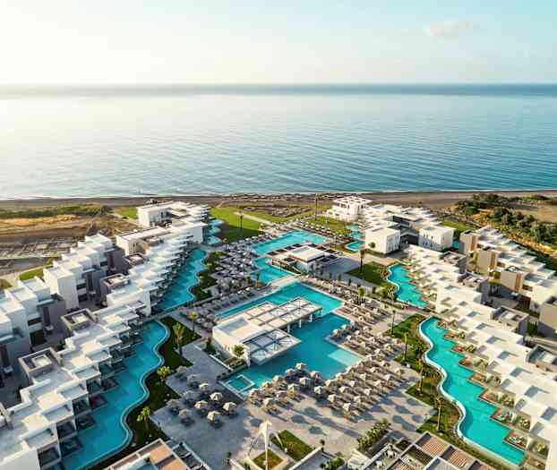 Ilmakuva hotellialueesta, jossa on uima-altaita meren lähellä. (Tekoälyn luoma teksti)