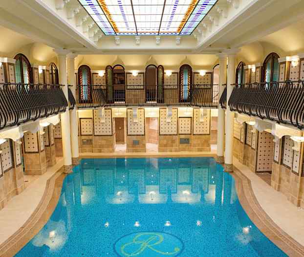 Sisäuima-allas ja ympäröivä arkkitehtuuri. (Tekoälyn luoma teksti)