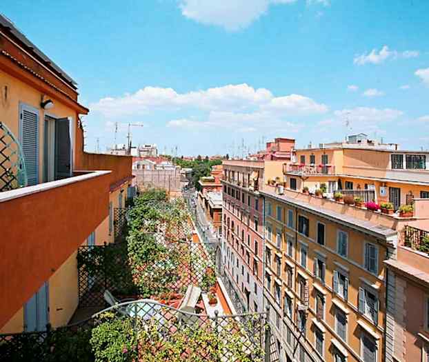 Näkymä asuinrakennusten yli parvekkeelta, taustalla taivas ja pilviä. (Tekoälyn luoma teksti)