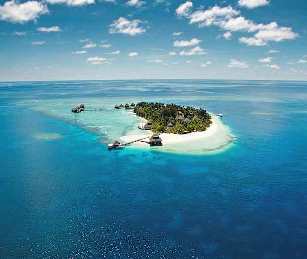 Pieni trooppinen saari, jota ympäröi turkoosi vesi ja valkoiset hiekkarannat. (Tekoälyn luoma teksti)