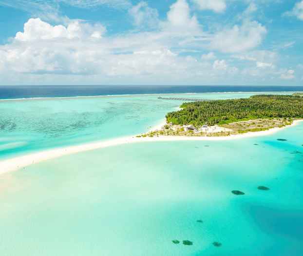 Ilmakuva trooppisesta saaresta, jonka ympärillä on turkoosia vettä ja valkoista hiekkarantaa. (Tekoälyn luoma teksti)