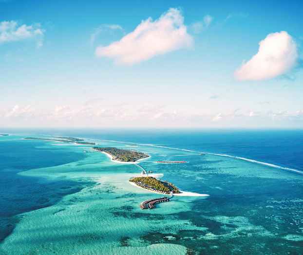 Ilmakuva trooppisista saarista, joita ympäröi turkoosi meri. (Tekoälyn luoma teksti)