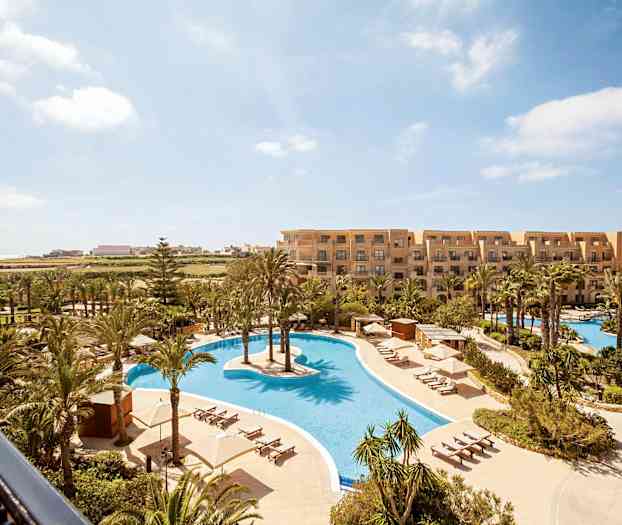 Lomakeskus, jossa on uima-altaita, aurinkotuoleja ja palmuja. (Tekoälyn luoma teksti)