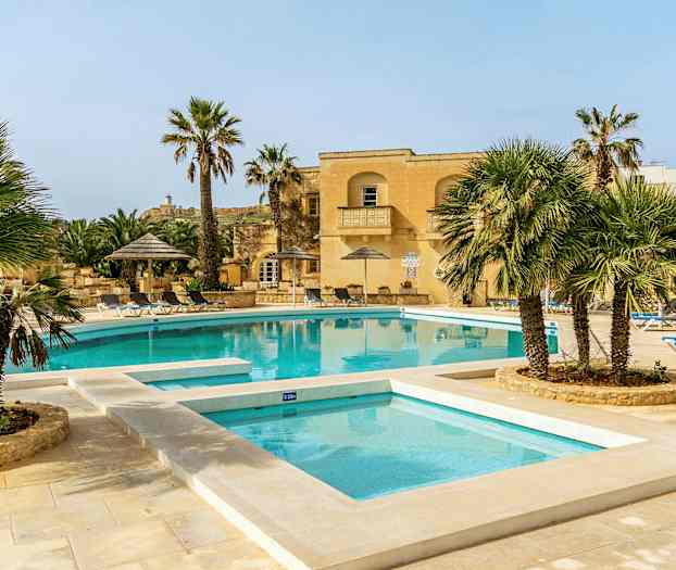 Ulkouima-allas, jota ympäröivät aurinkotuolit, aurinkovarjot ja palmut. (Tekoälyn luoma teksti)