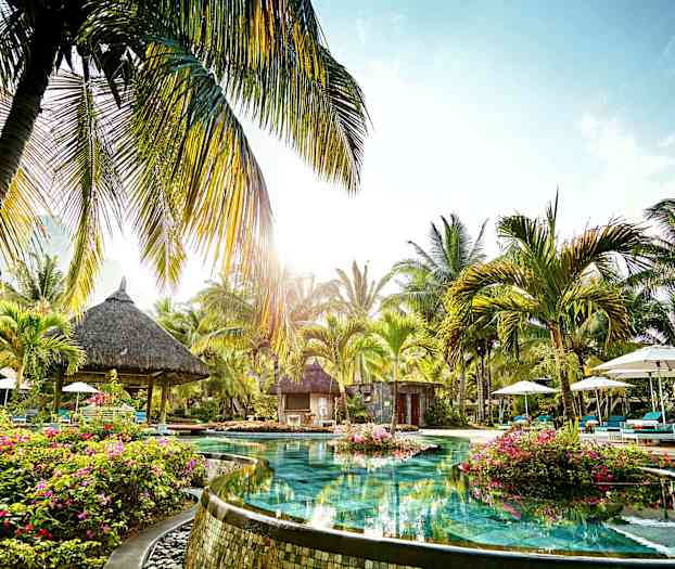 Uima-allas, jota ympäröivät palmut ja vehreys trooppisella alueella. (Tekoälyn luoma teksti)