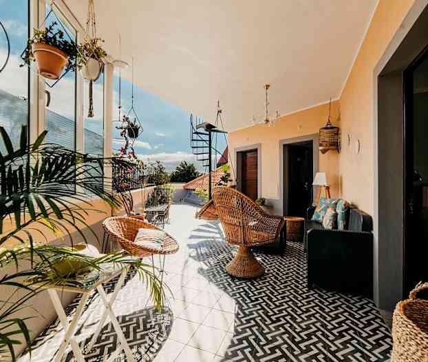 Sisustettu ja koristeltu terassi, jossa on kasveja. (Tekoälyn luoma teksti)