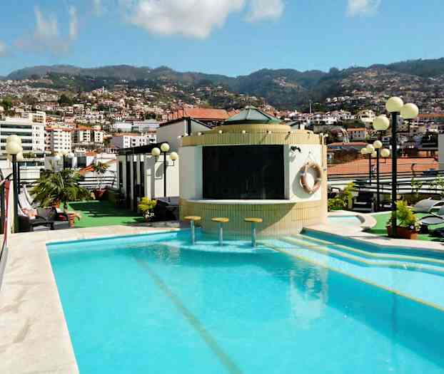 Hotellin ulkouima-allas, josta on näkymä kaupungin ja vuorten ylle. (Tekoälyn luoma teksti)