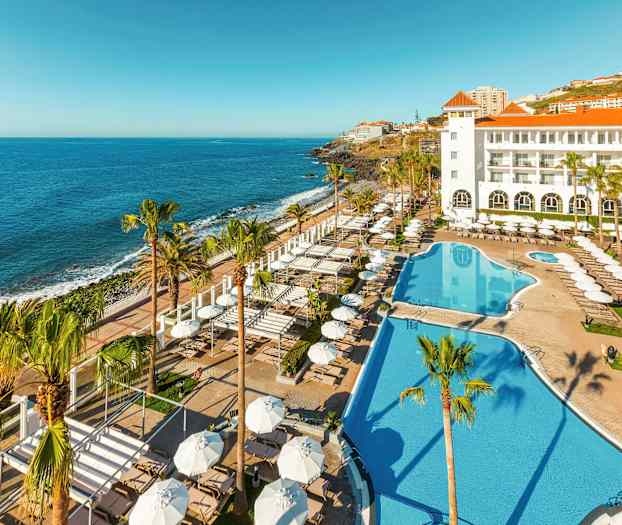 Hotelli, jonka uima-allasalue ja näkymä merelle. (Tekoälyn luoma teksti)