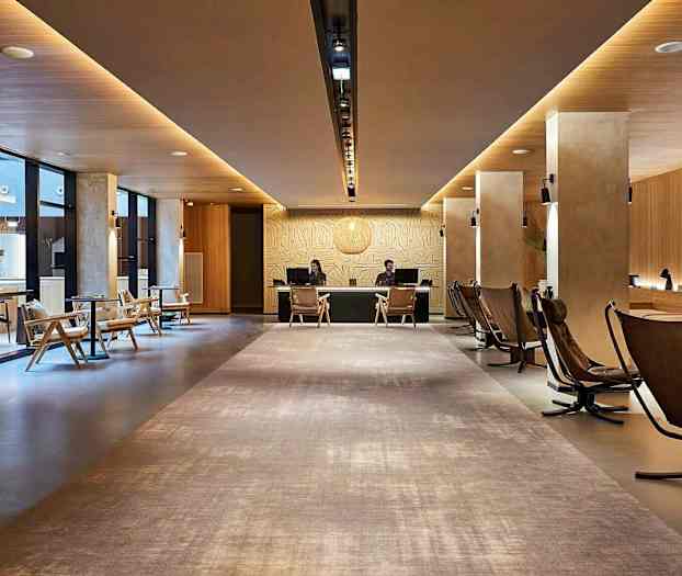 Vastaanotto modernissa hotellissa istumapaikkoineen. (Tekoälyn luoma teksti)