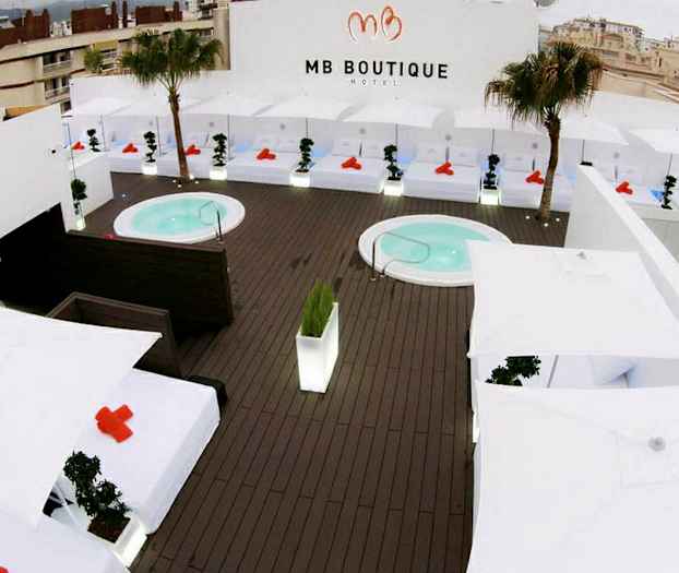 Kattoterassi, jossa on porealtaat, aurinkotuoleja, aurinkovarjoja ja trooppisia kasveja. (Tekoälyn luoma teksti)