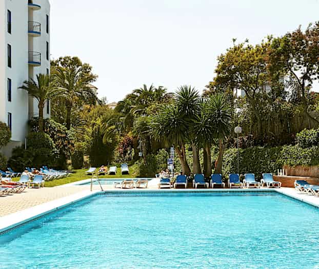 Uima-allas aurinkotuolien ja puiden ympäröimänä. (Tekoälyn luoma teksti)