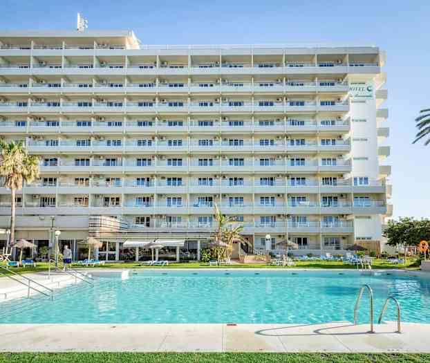 Kerrostalohotelli, jossa on parvekkeita, uima-allas ja ympäröivä puutarha. (Tekoälyn luoma teksti)