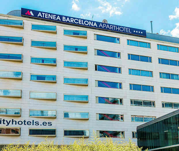 Moniasuntoinen rakennus, jossa on Atenea Barcelona Aparthotel -kyltit sekä cityhotels.es-teksti näkyvissä julkisivussa. (Tekoälyn luoma teksti)