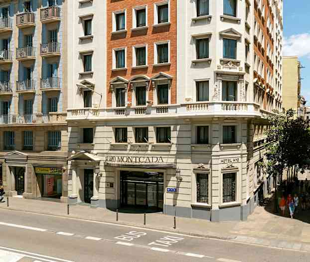 Rakennus, jossa hotellin julkisivu kadun varrella kaupunkimiljöössä. (Tekoälyn luoma teksti)