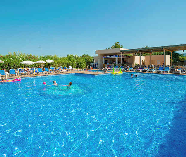 Ulkouima-allas, jossa kirkasta sinistä vettä ympäröitynä aurinkotuoleilla ja varjoilla, taustalla välipalabaari. (Tekoälyn luoma teksti)