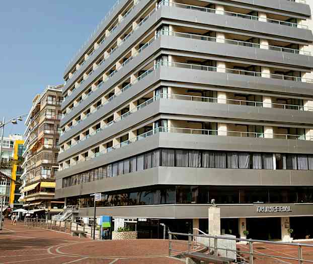 Kuva modernista hotellirakennuksesta, jossa on useita kerroksia ja parvekkeita. (Tekoälyn luoma teksti)