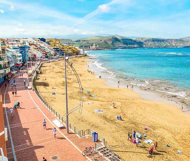 Ranta ihmisten, meren ja kävelytien kanssa. (Tekoälyn luoma teksti)