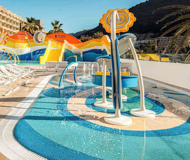 Lasten uima-allas vesileluilla ja aurinkotuoleilla hotellialueella. (Tekoälyn luoma teksti)