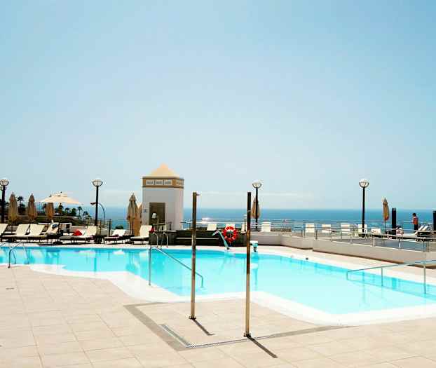 Ulkouima-allas, aurinkotuoleja ja näköala merelle. (Tekoälyn luoma teksti)