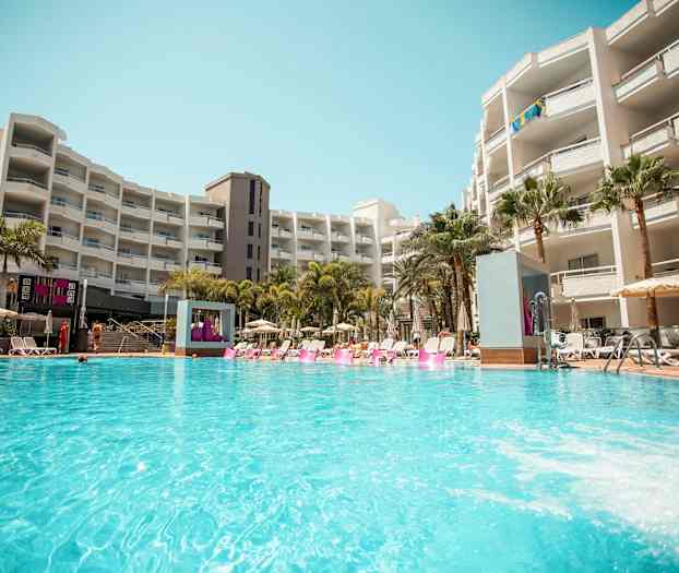 Hotellin uima-allas suuremman rakennuskompleksin vieressä. (Tekoälyn luoma teksti)