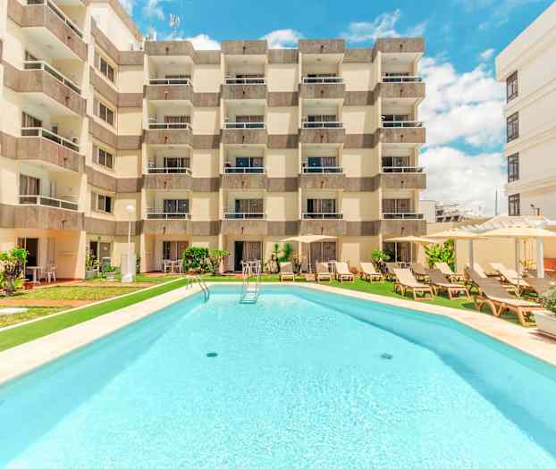 Hotellirakennus, jonka edessä uima-allas. (Tekoälyn luoma teksti)