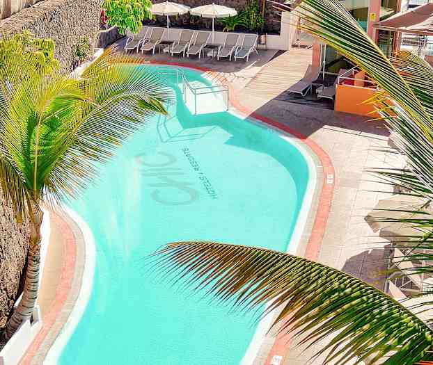 Ulkoallas, jossa aurinkotuoleja ja palmuja. (Tekoälyn luoma teksti)