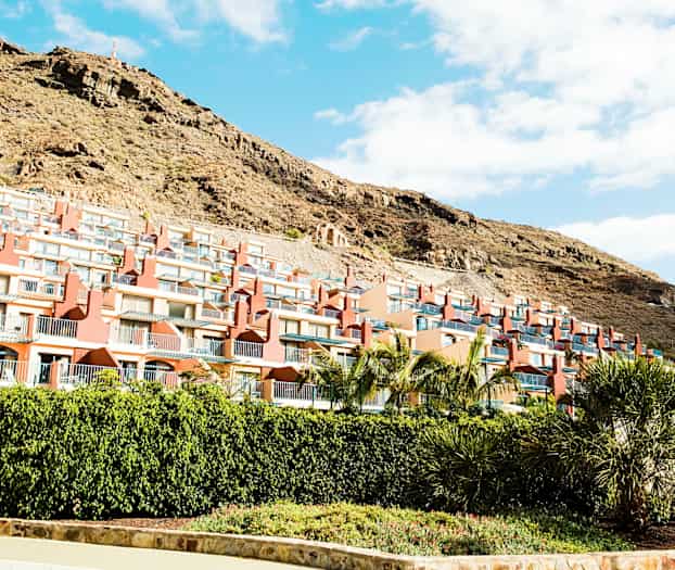 Useita rivitaloja parvekkeilla rinteessä. (Tekoälyn luoma teksti)