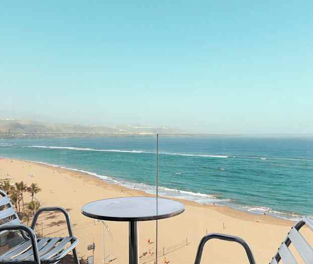 Näkymä parvekkeelta hiekkarannalle ja merelle. (Tekoälyn luoma teksti)