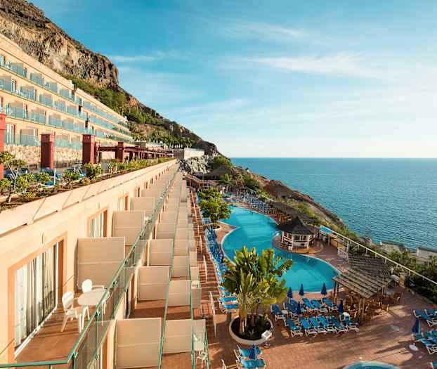 Hotelli, jossa on parvekkeita, uima-altaita ja merinäköala. (Tekoälyn luoma teksti)