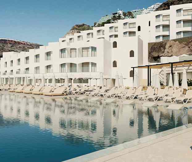 Valkoinen rakennus parvekkeineen uima-allasalueella, jossa on aurinkotuoleja ja varjoja. (Tekoälyn luoma teksti)