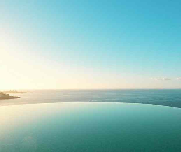 Loputon uima-allas ja merimaisema. (Tekoälyn luoma teksti)