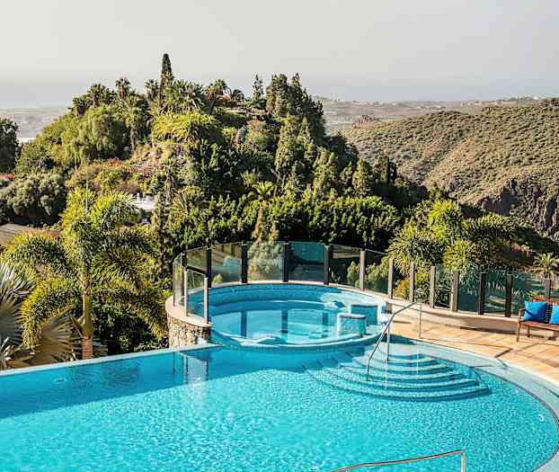 Näkymä uima-altaalle, jota ympäröivät vehreys ja laaksot. (Tekoälyn luoma teksti)